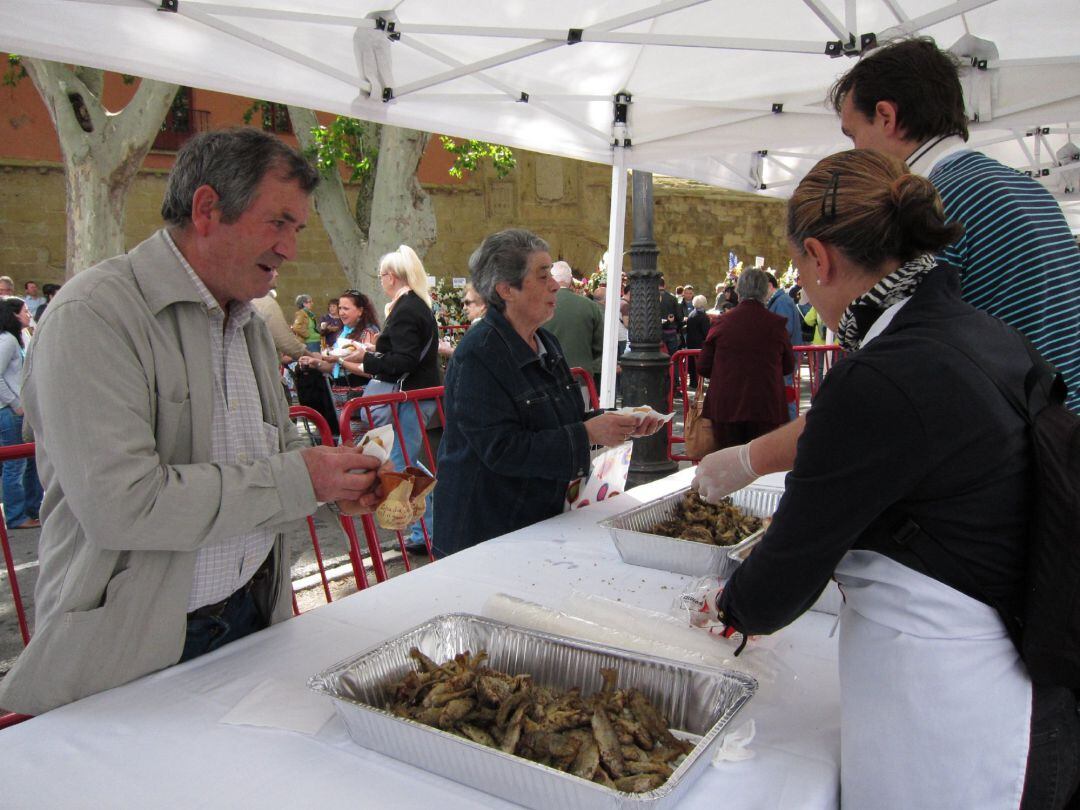 Reparto pez, pan y vino en Logroño por San Bernabé