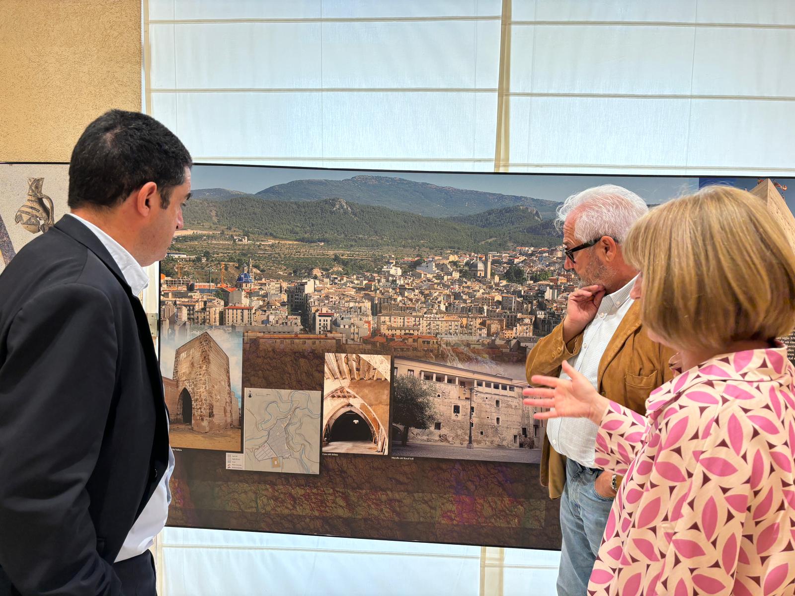 Antonio Francés, alcalde de Alcoy, junto a Ignacio Trelis, edil de Patrimonio Cultura, y Palmira Torregrosa, directora del museo, visitando las instalaciones tras las obras.