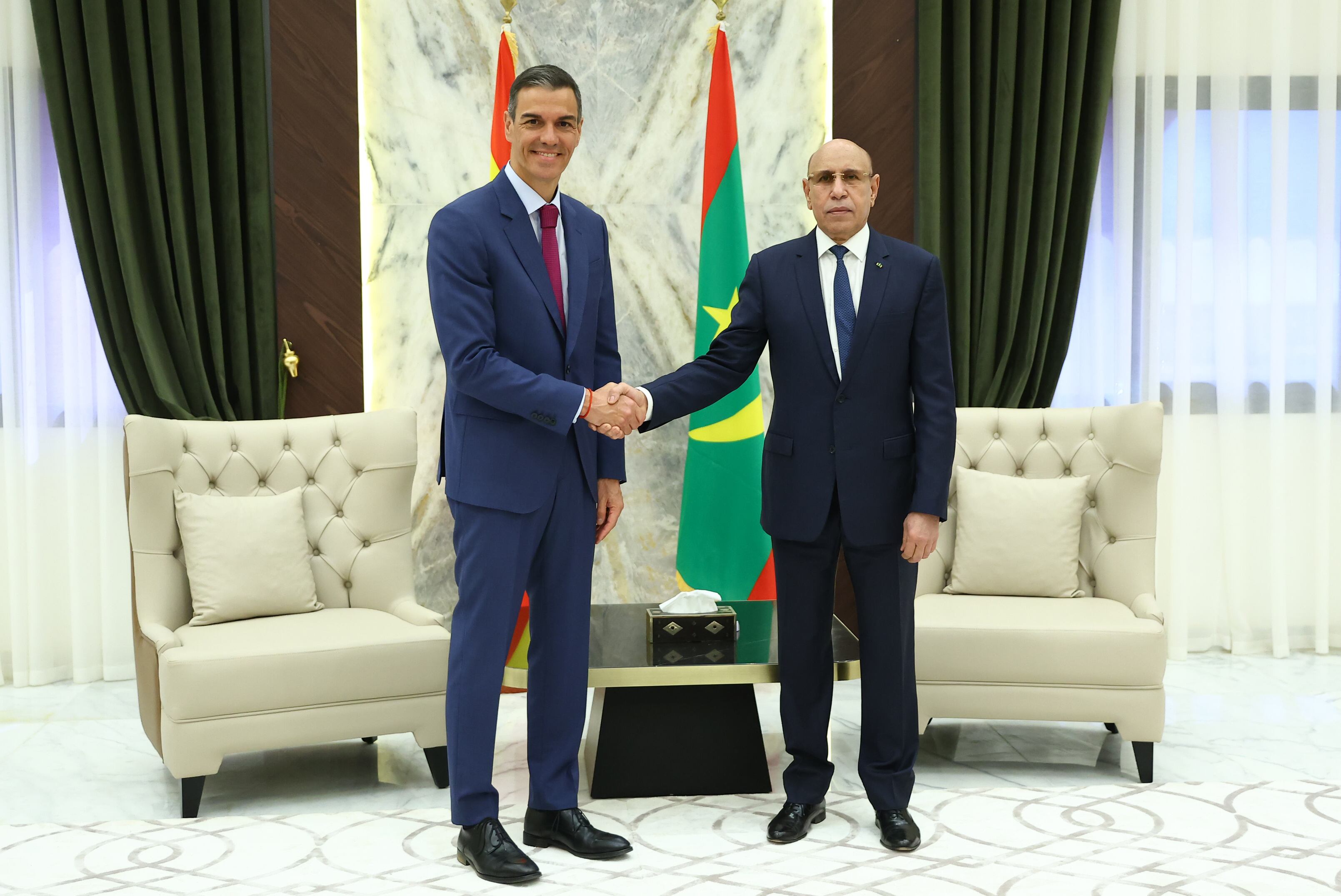  El presidente del Gobierno español, Pedro Sánchez, estrecha la mano al presidente de la República Islámica de Mauritania, Mohamed Cheikh El Ghazouan