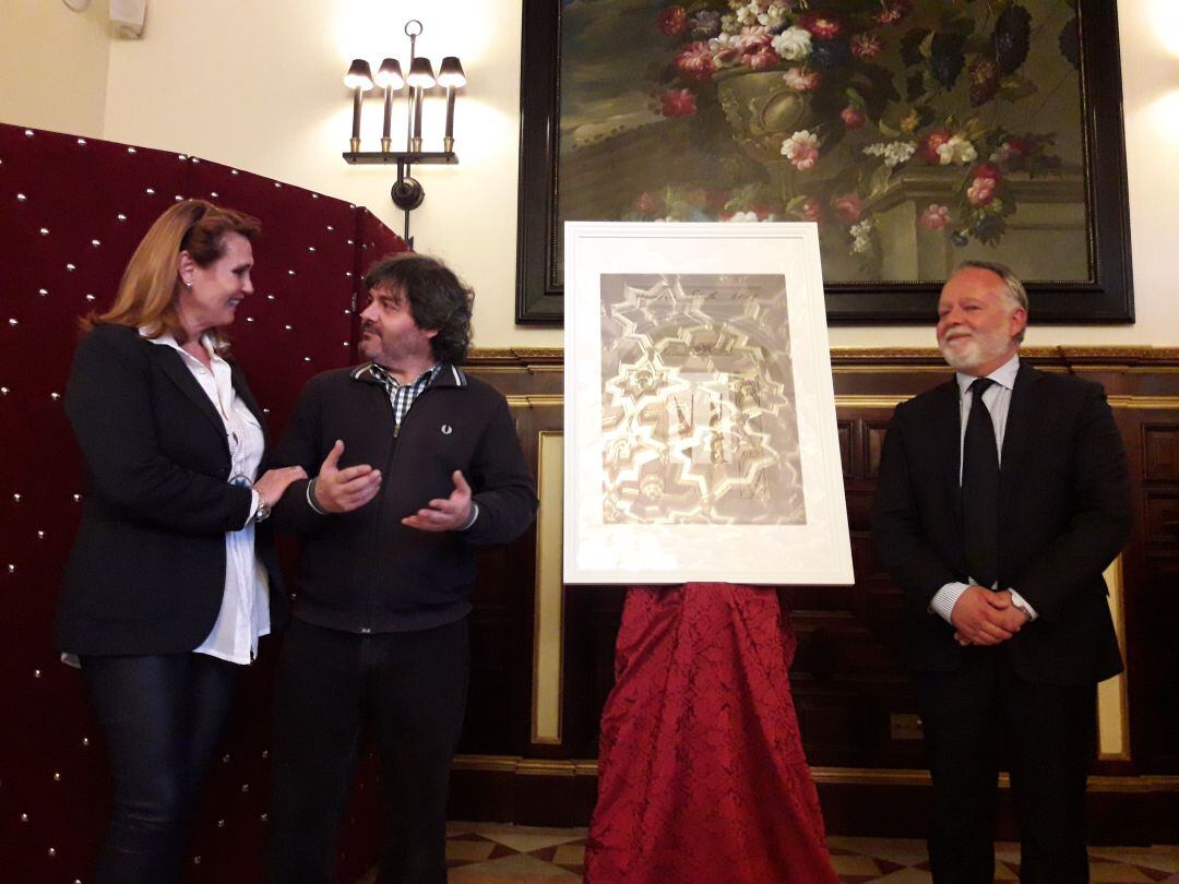 María Luisa Azcárate junto a Miguel Ángel Segura y su cartel