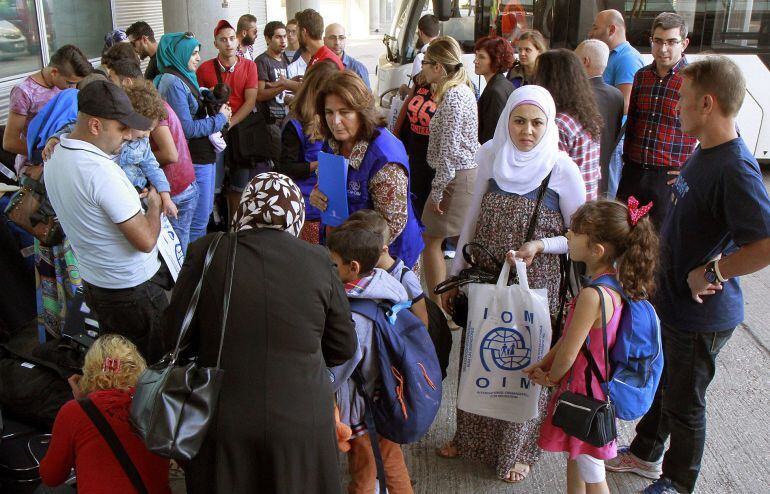 Fotografía facilitada por el Ministerio de Interior, de la llegada este jueves de 36 refugiados sirios procedentes de Grecia al Aeropuerto Madrid