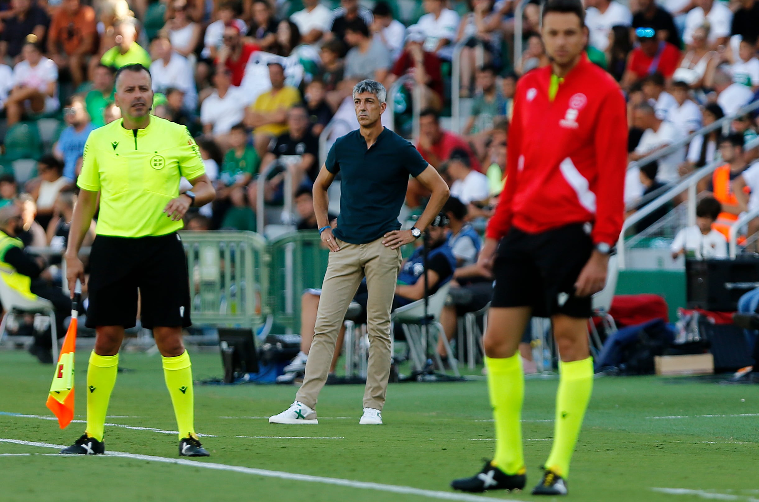 ELCHE, 27/08/2022.- El entrenador de la Real Sociedad, Imanol Alguacil, se muestra pensativo durante el partido de la jornada 3 de LaLiga Santander, este sábado en el estadio Martínez Valero, Elche. EFE / Manuel Lorenzo