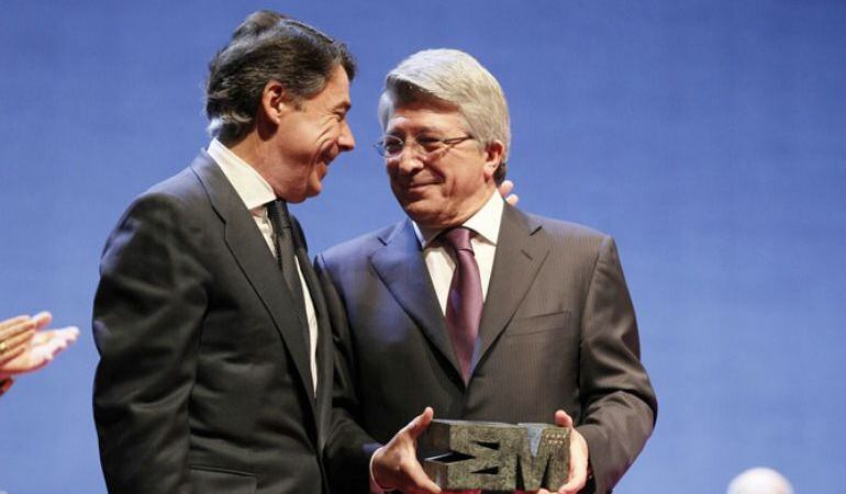 Ignacio González, junto a Enrique Cerezo, durante una entrega de premios en 2011.