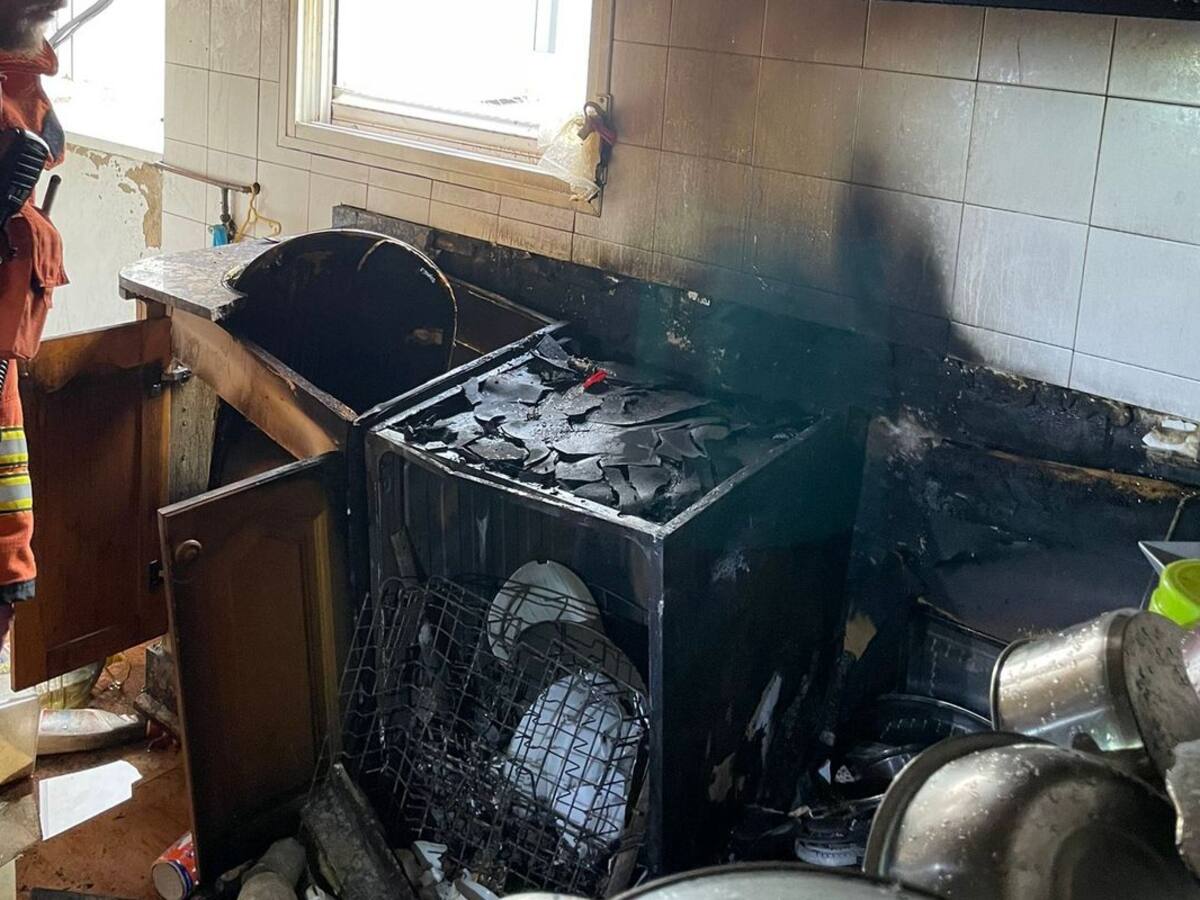 Tres policías resultan heridos en el rescate de 4 personas atrapadas en un incendio en Gandia
