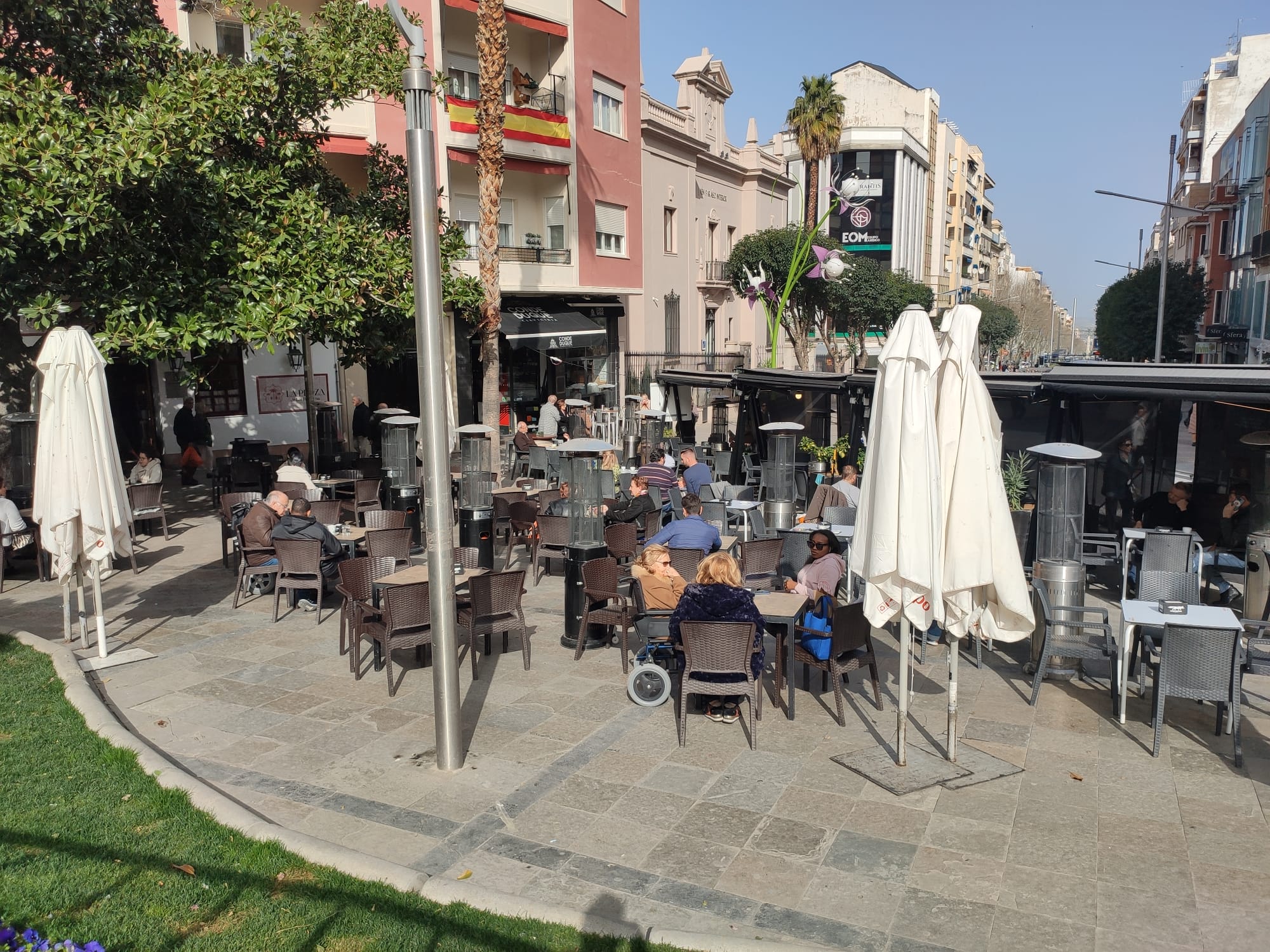 Una terraza con clientes en la Plaza de las Palmeras, de Jaén capital, durante un día soleado