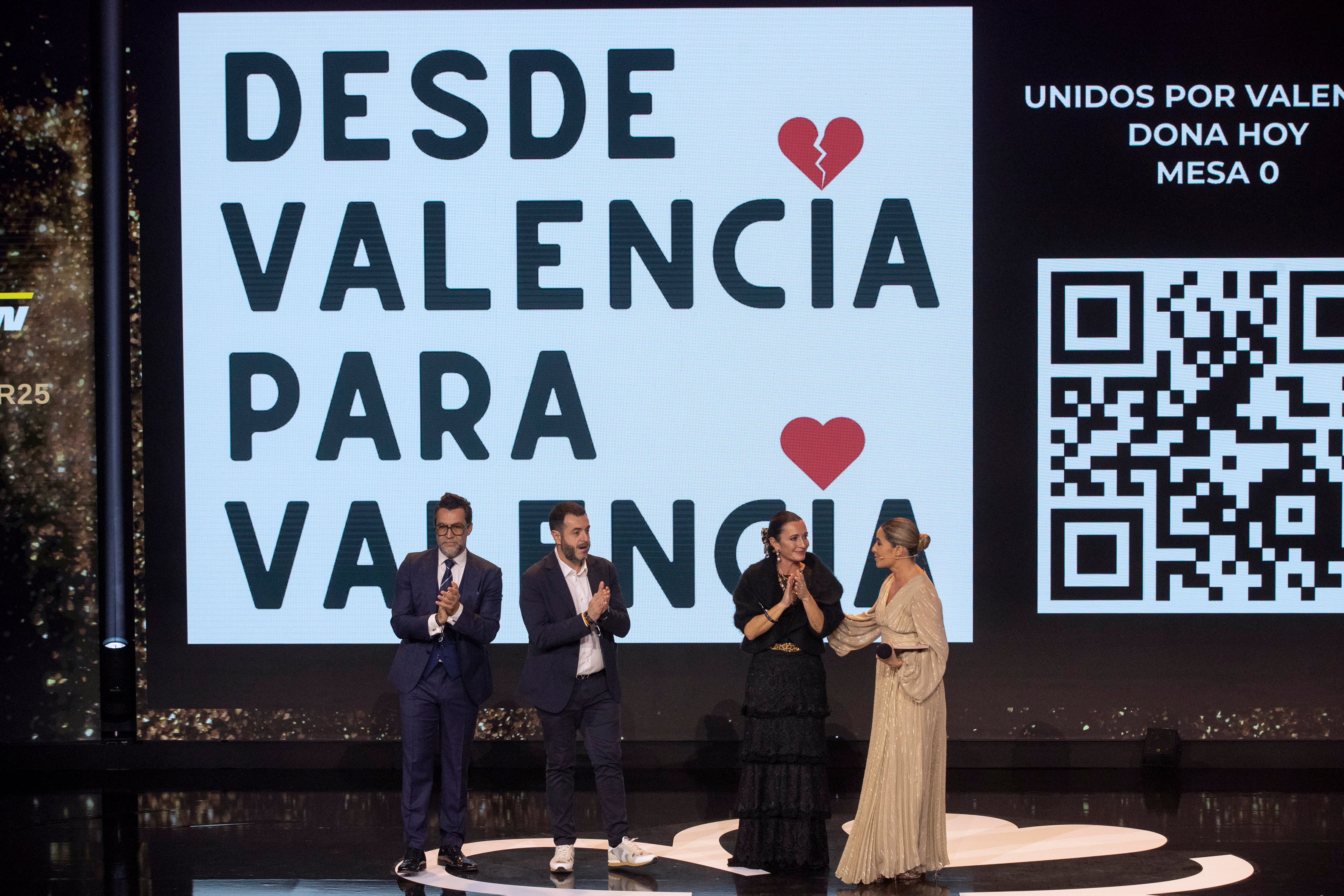 Los chefs valencianos Quique Dacosta (i), Ricard Carmarena (2i) y Begoña Rodrigo (2d) presentaron iniciativa &#039;Valencia para Valencia&#039; en la Gala de la Guía Michelín 2025.