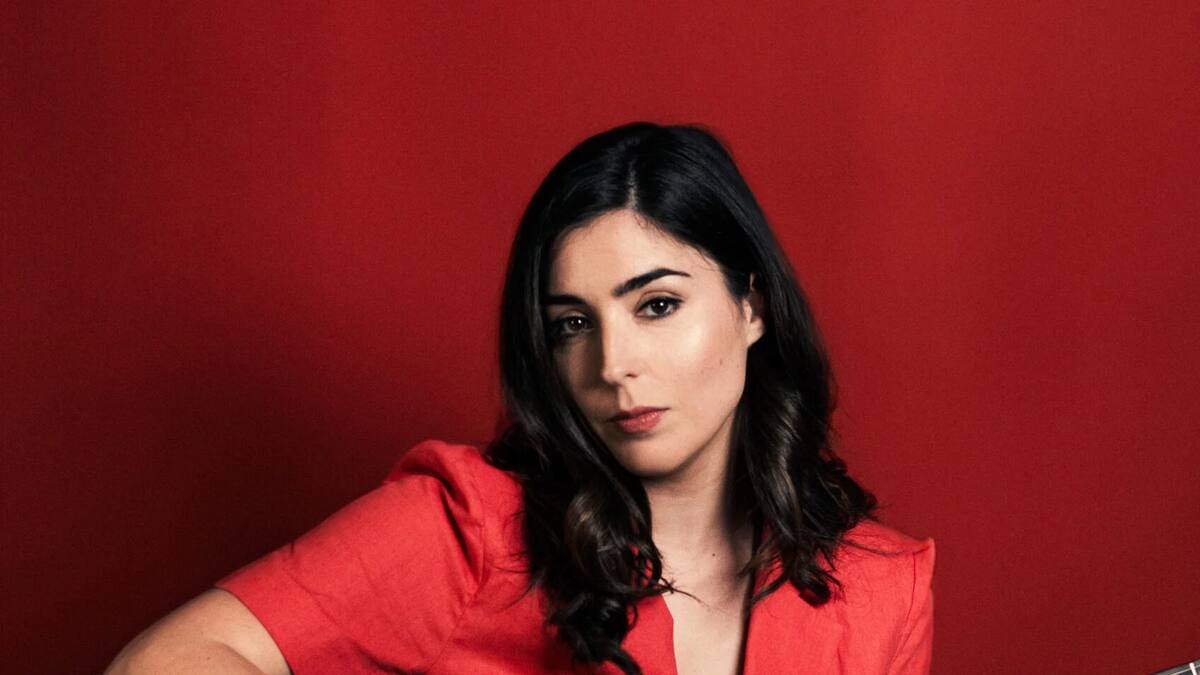 Una eibarresa pegada a una guitarra clásica