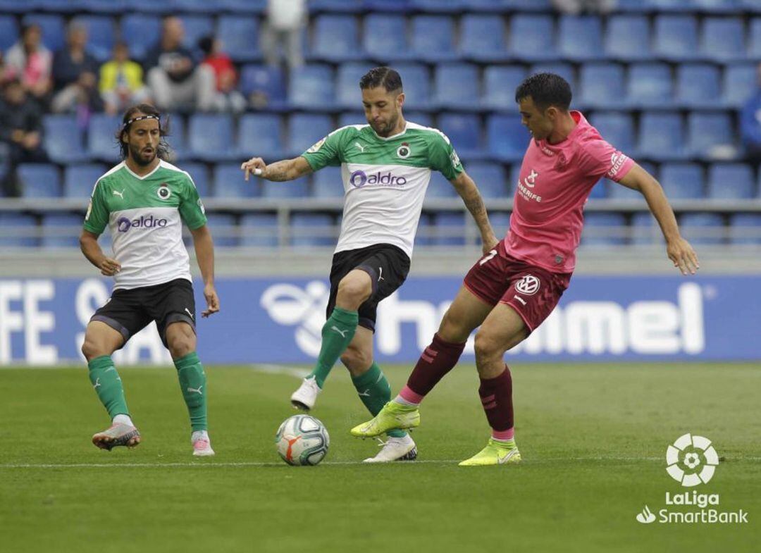 Cejudo lucha por un balón en Tenerife