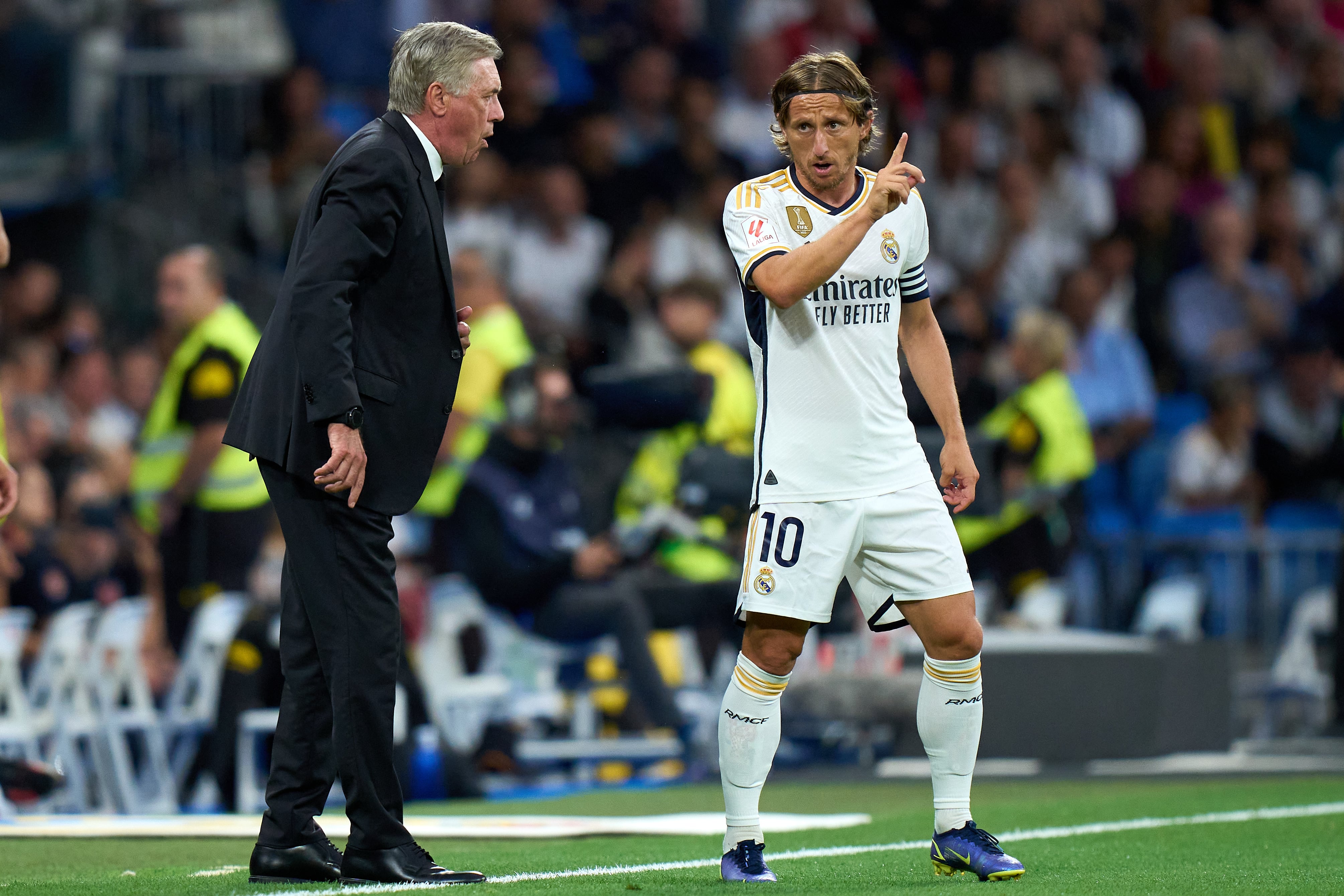 Ancelotti y Luka Modric durante un encuentro del Real Madrid frente la Getafe.