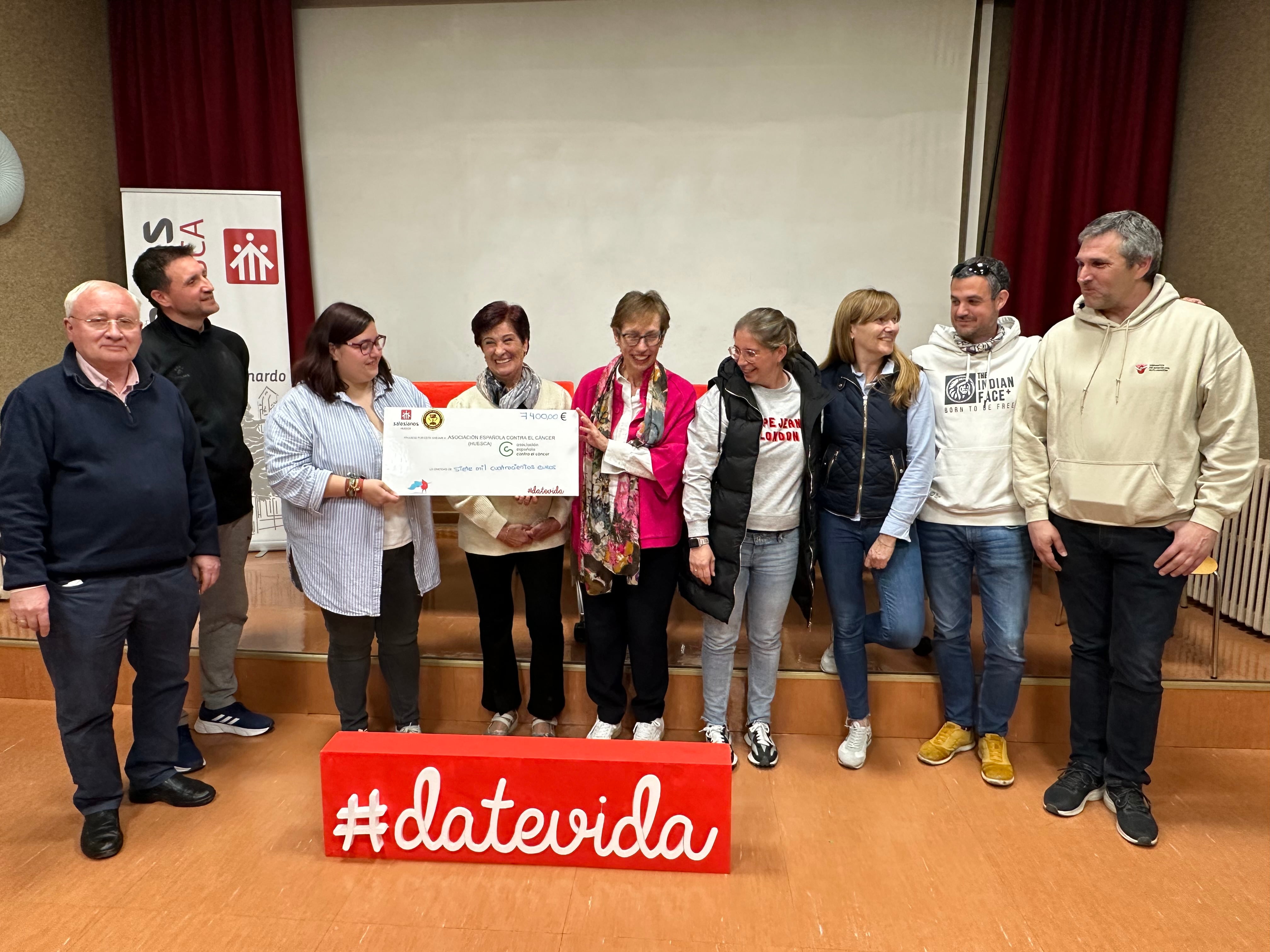 Entrega del cheque a la AECC con la recaudación