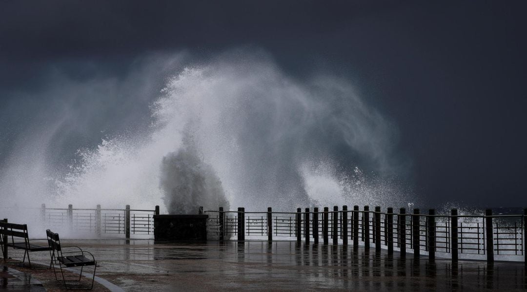 Vista de una ola rompiendo este viernes en el Paseo Nuevo de San Sebastián, donde el temporal de viento, lluvia y oleaje que azota en las últimas horas Gipuzkoa ha obligado a cerrar el Paseo Nuevo y el último tramo del paseo que lleva al Peine del Viento en San Sebastián