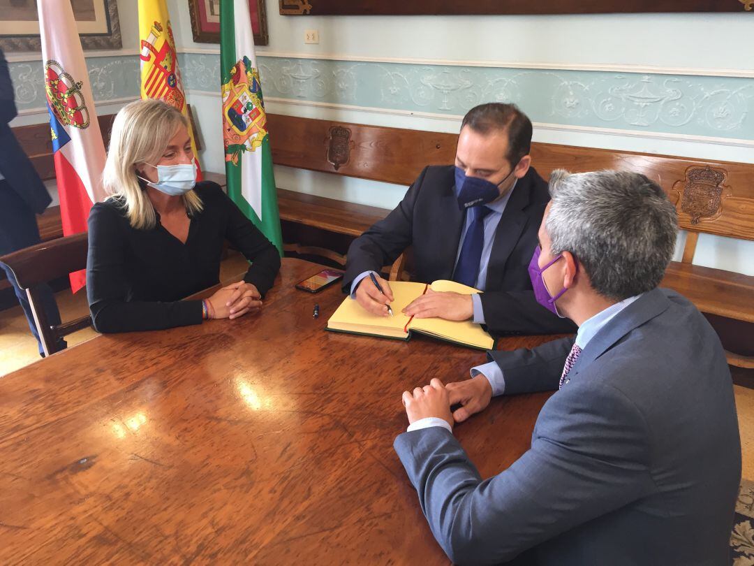 El ministro José Luis Ábalos re reúne con la alcaldesa y el vicepresidente regional. 