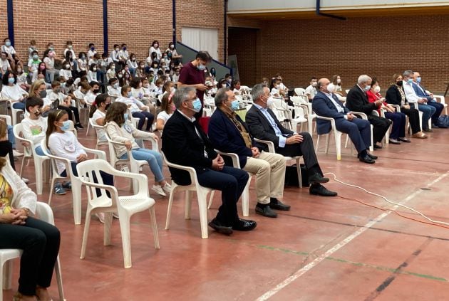 Las diversas autoridades de Valdepeñas, durante el acto del 50 aniversario