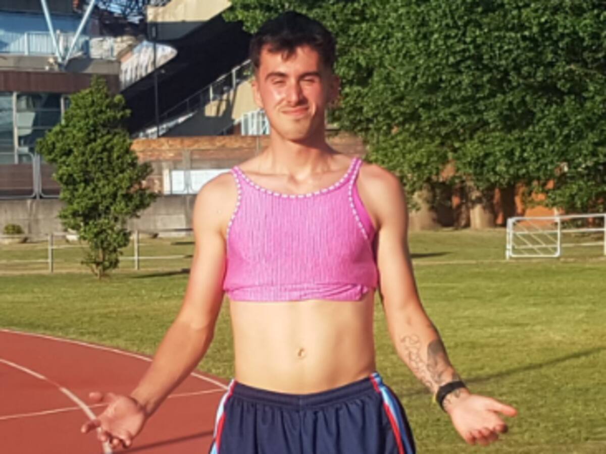 Un atleta acaba poniéndose un top rosa para evitar una sanción de la policía: "No vestía con decoro"