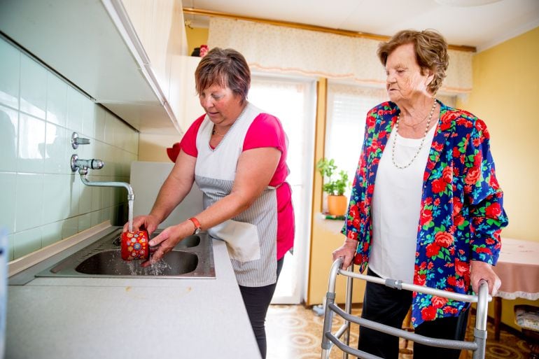 Empleada de hogar en casa de una anciana.