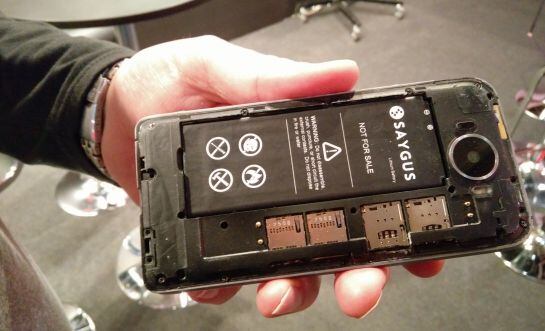 El Saygus V-2-2 per dins, amb les seves safates per acollir dues SIMS i dues targetes SD...fins 400 Gb!