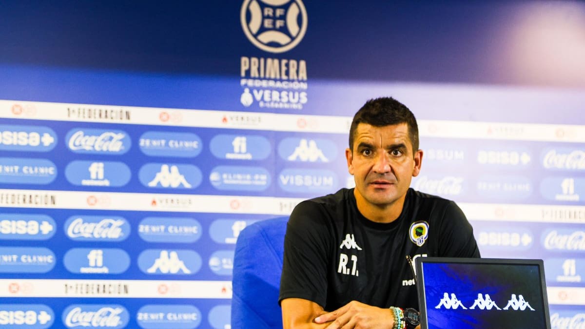 Rueda de prensa de Rubén Torrecilla, entrenador del Hércules, en la previa del partido ante el Alcoyano