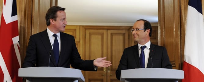 El presidente francés François Hollande y el primer ministro británico David Cameron, durante una rueda de prensa conjunta celebrada en Londres