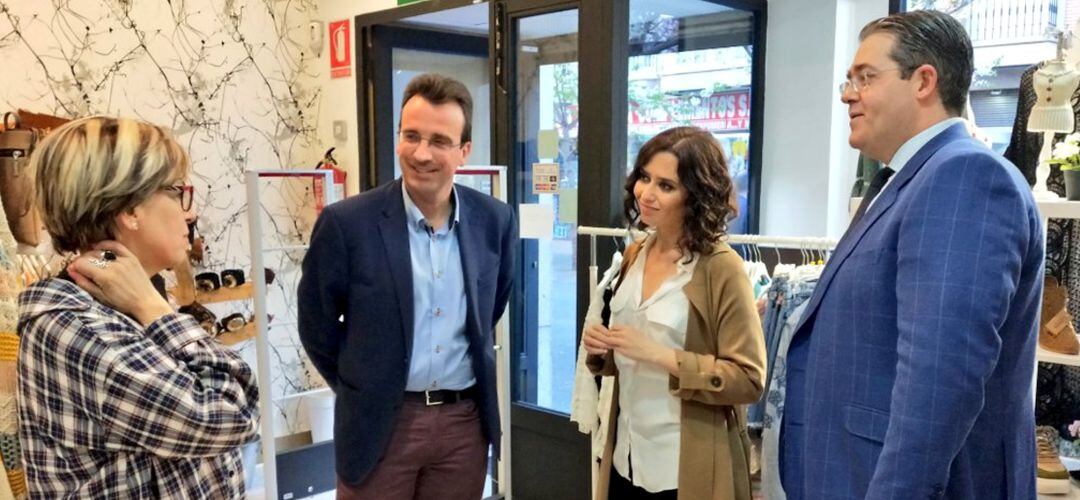 Miguel Ángel Recuenco e Isabel Díaz Ayuso han visitado a comerciantes de la localidad