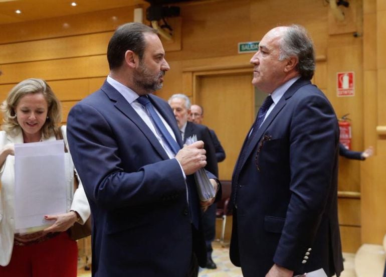 El alcalde de Algeciras, José Ignacio Landaluce y el ministro de Fomento, José Luis Ábalos hablan en el Senado