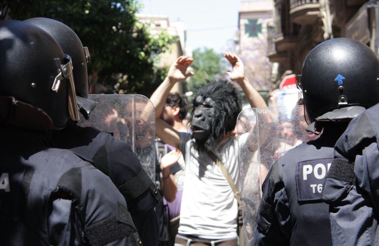 Los Mossos realizan pequeñas cargas en el banco okupado de Gràcia