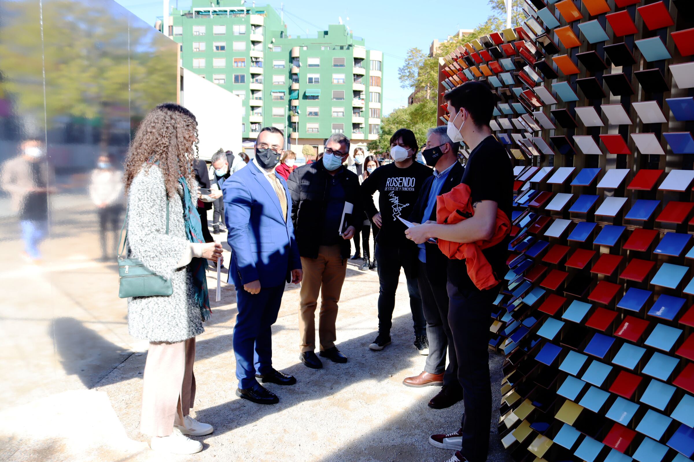 El diseño Miratge, fruto del convenio con la Escuela de Arte y Superior de diseño, decora el jardín de la Biblioteca Universitaria del Conocimiento