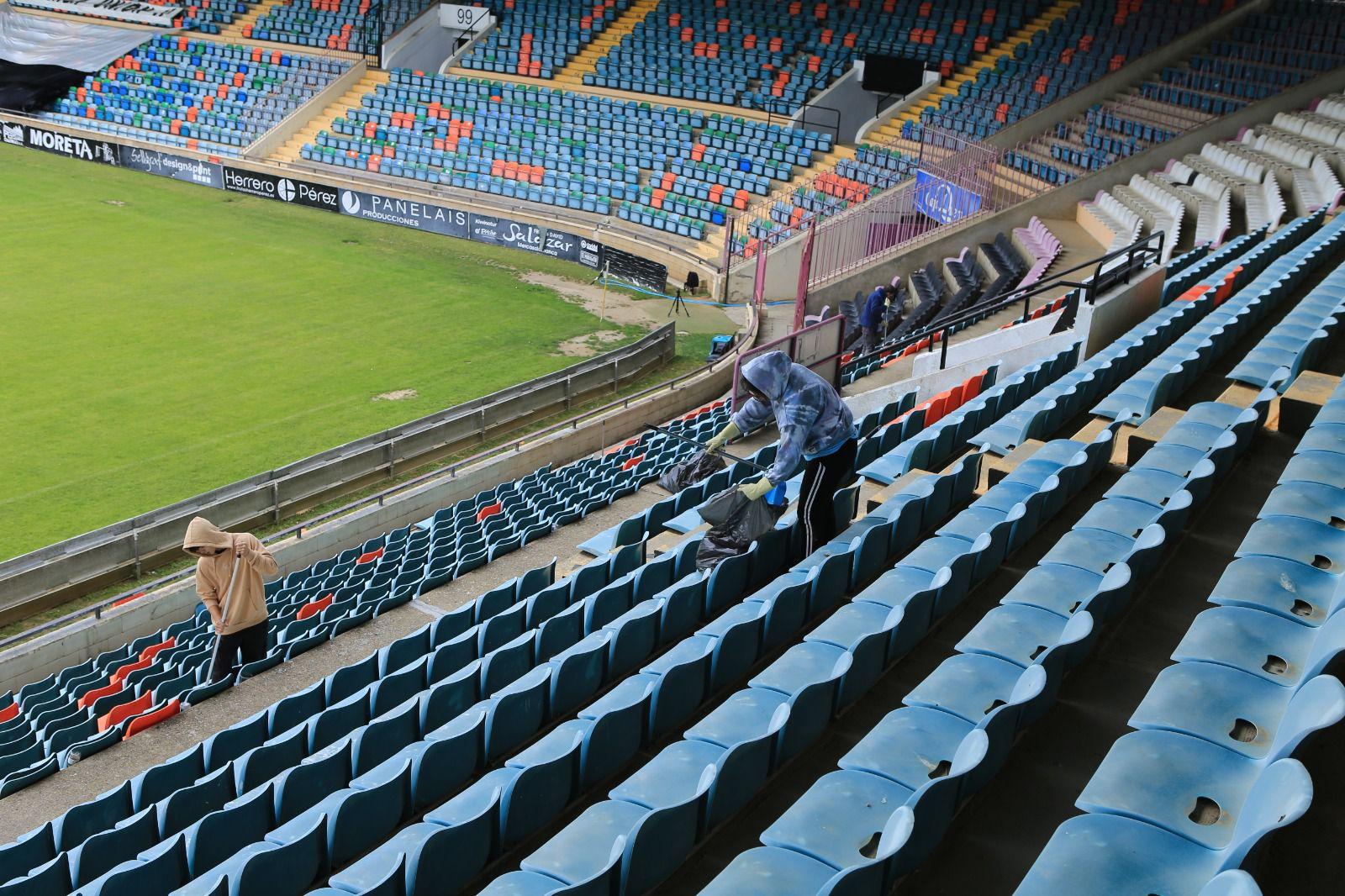 Trabajos en las últimas horas en el estadio Helmántico/Cadena SER