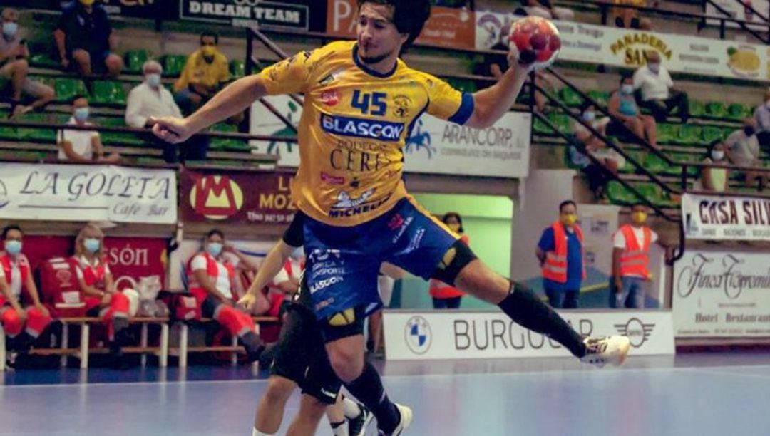 El serbio Pavle Banduka durante uno de los partidos con la camiseta ammarilla de la reciente temporada.