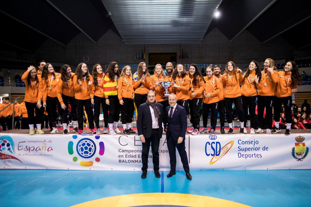 La Selección Valenciana en el podio con su trofeo de campeona de España