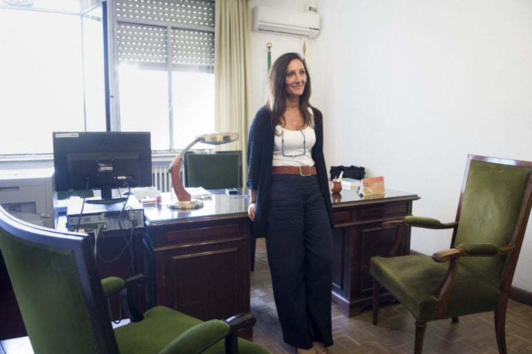 GRA187. SEVILLA, 16/06/2015.- María Núñez Bolaños en su nuevo despacho en el juzgado de instrucción 6 de Sevilla donde se ha incorporado hoy para relevar a Mercedes Alaya, que ha ocupado la plaza durante los últimos 17 años y ha instruido causas como la de los ERE fraudulentos. EFE/ Raúl Caro