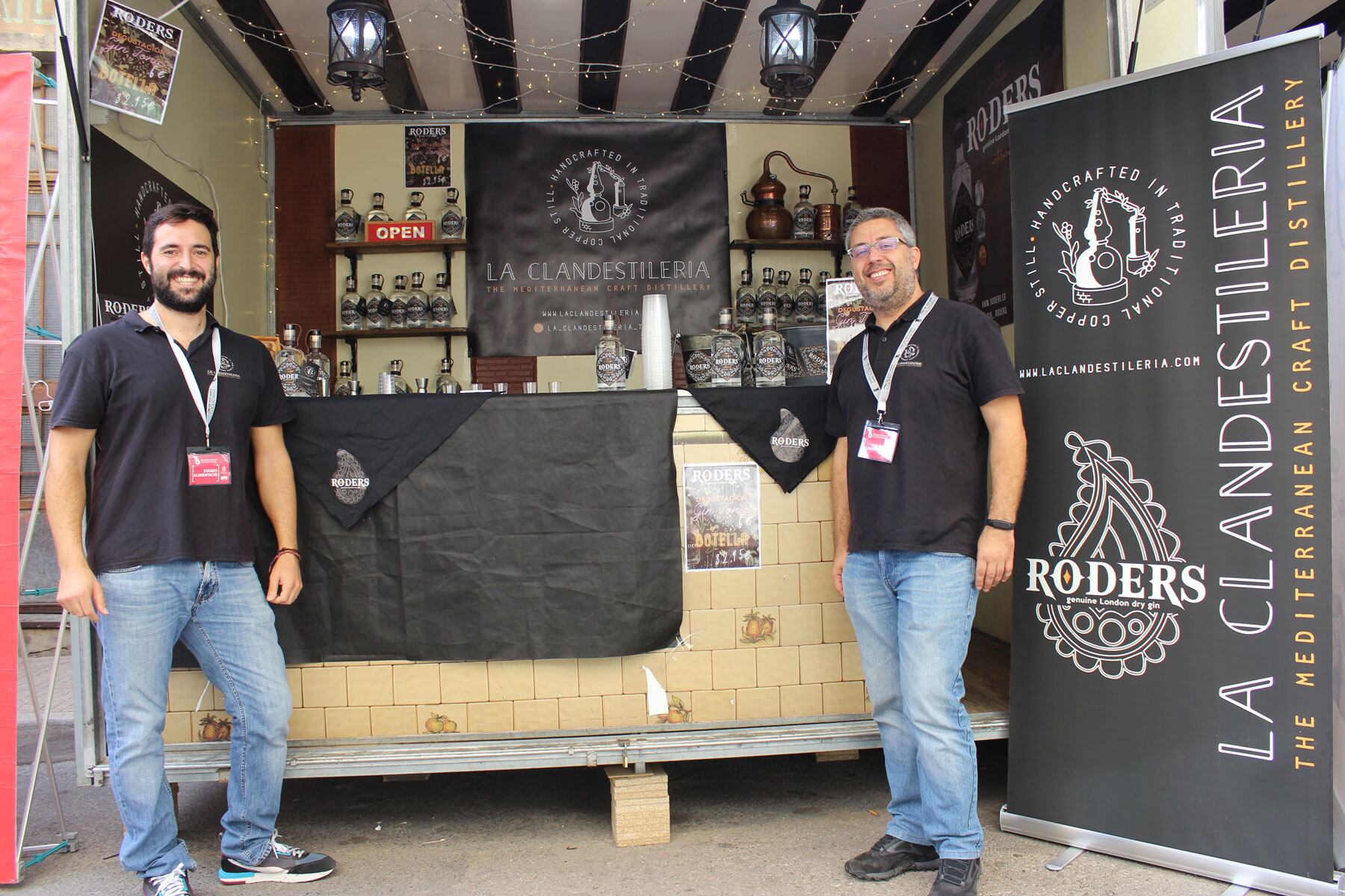Álvaro y Javier, propietarios de La Clandestilería, en su estand en la Fira de Tots Sants