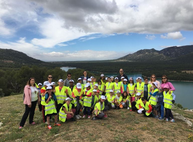 Escolares de los colegios Ntra.Sra. de la Encarnación y Antonio Machado de Peal de Becerro junto al pantano de la Bolera tras realizar labores de limpieza en el monte