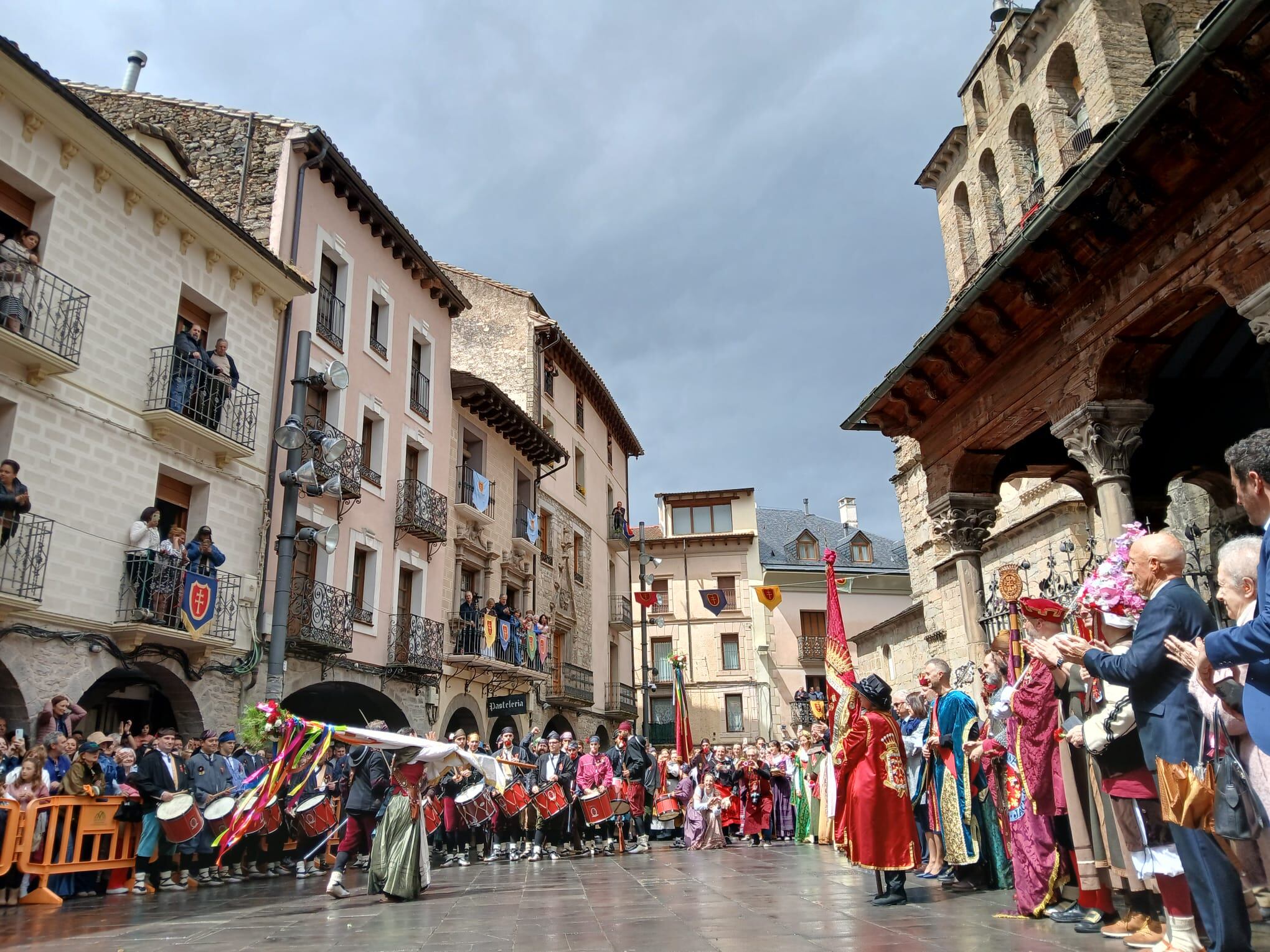 Saludo de banderas ante la síndico