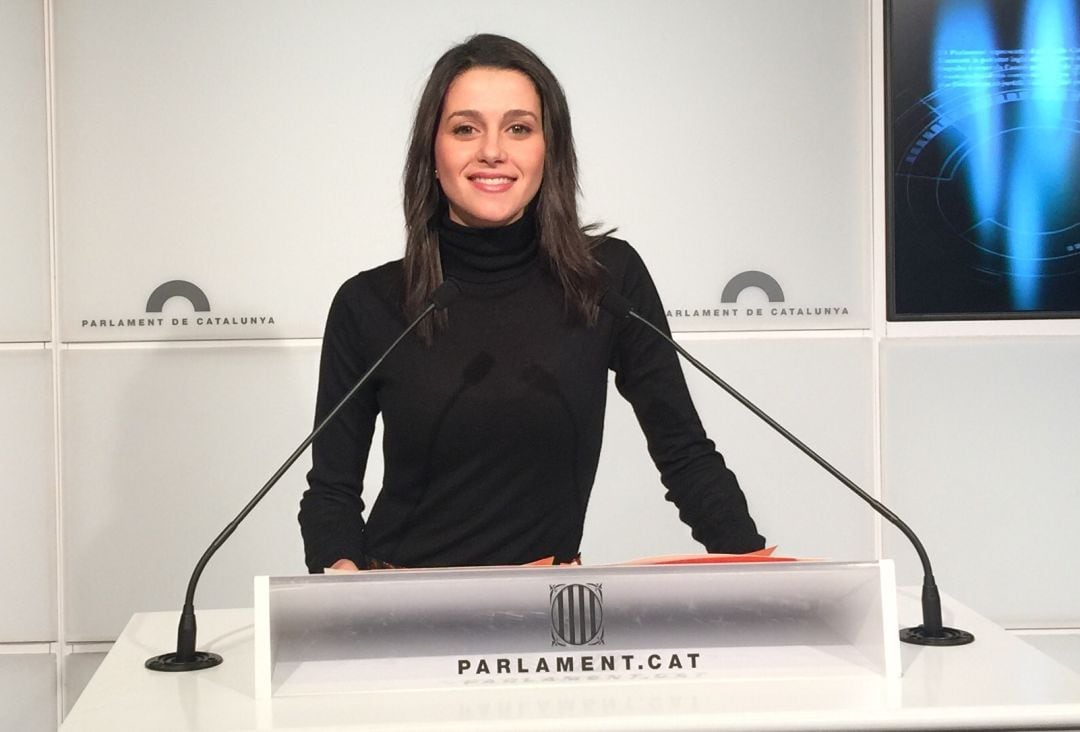 Inés Arrimadas atenent als mitjans de comunicació al Parlament