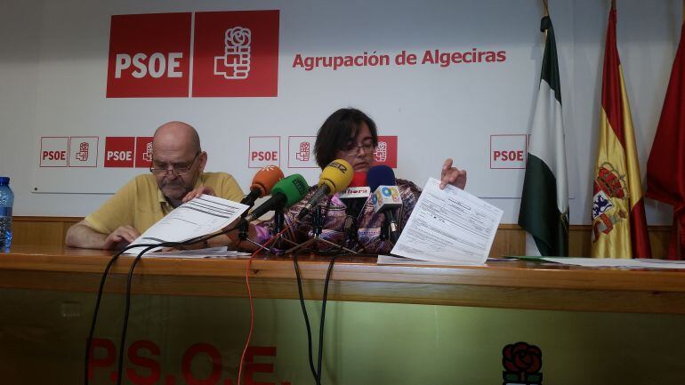 Los socialistas Enrique Cervantes e Isabel Beneroso, en el momento de la denuncia sobre ADL.