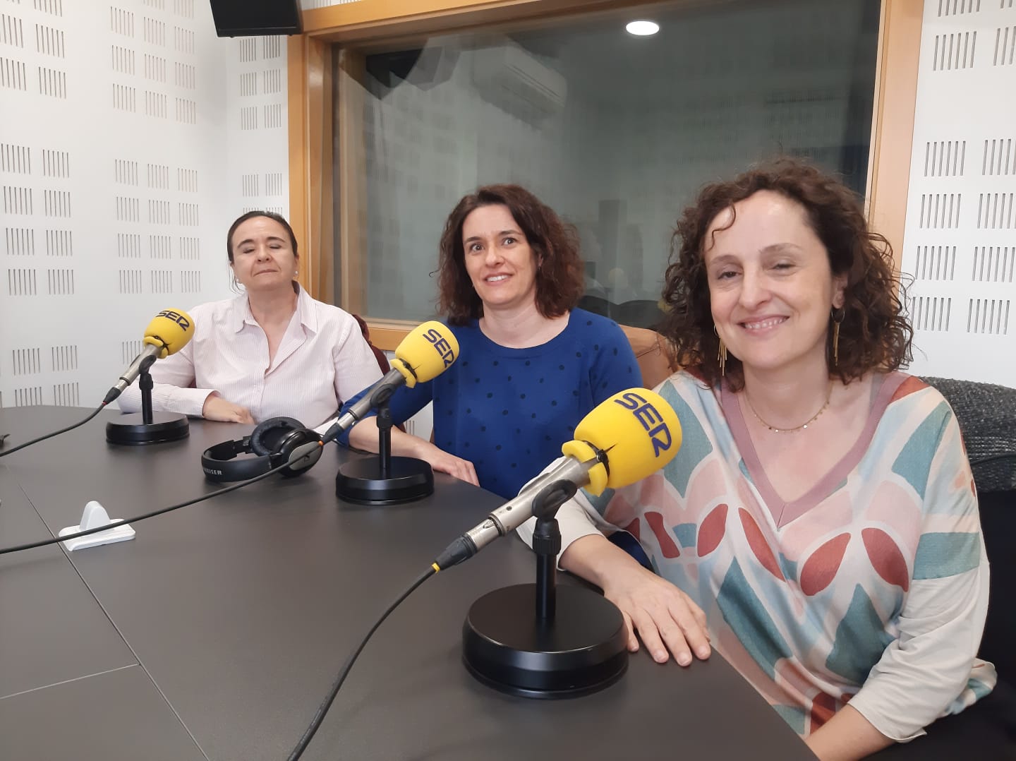 De izquierda a derecha, Esperanza Martín, supervisora de la planta de maternidad, Vanesa Ocaña, ginecóloga y coordinadora del paritorio, y Gemma Villa, jefa de sección de Neonatología del Hospital Universitario de Getafe