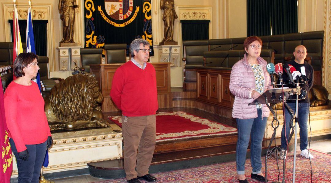 La alcaldesa de Jumilla junto a verios concejales en rueda de prensa