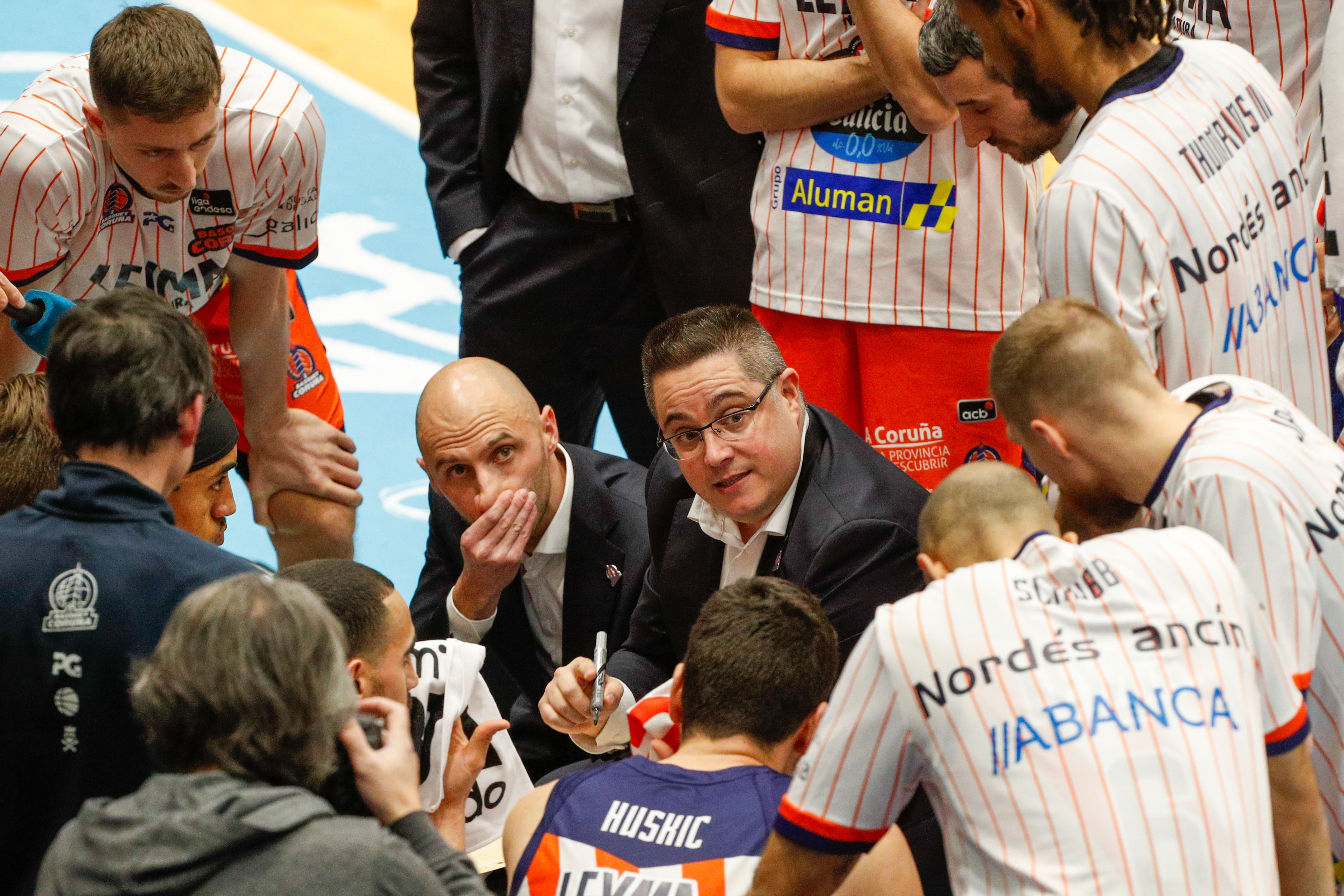 LUGO, 12/01/2025.- El entrenador del Leyma Básquet Coruña, Diego Epifanio (c), da instrucciones a sus jugadores en el derbi gallego de la ACB (Leyma Básquet Coruña vs. Río Breogán, este domingo en el Palacio de los Deportes de Lugo. EFE/ Eliseo Trigo
