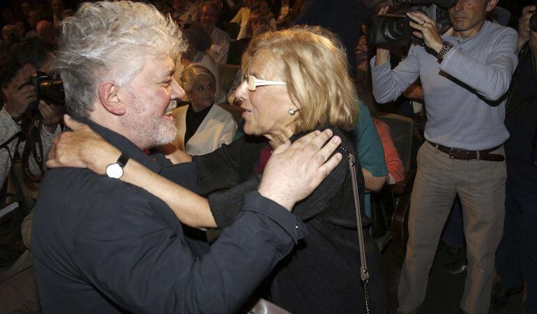 El director de cine Pedro Almodovar y la alcalde de Madrid y candidata de Ahora Madrid, Manuel Carmena, en una fotografía de archivo.