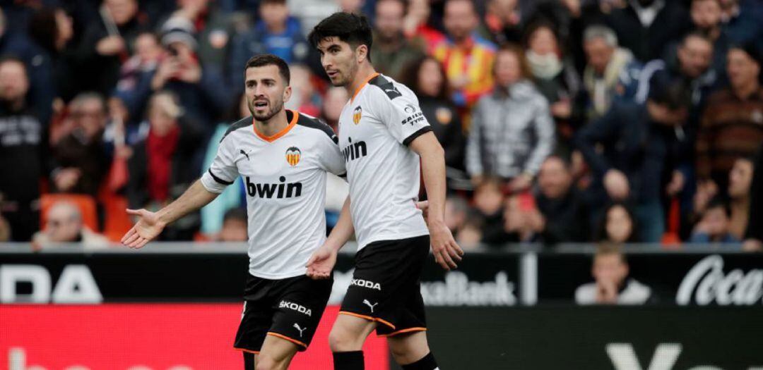 Gayà y Carlos Soler, durante un encuentro con el Valencia. 