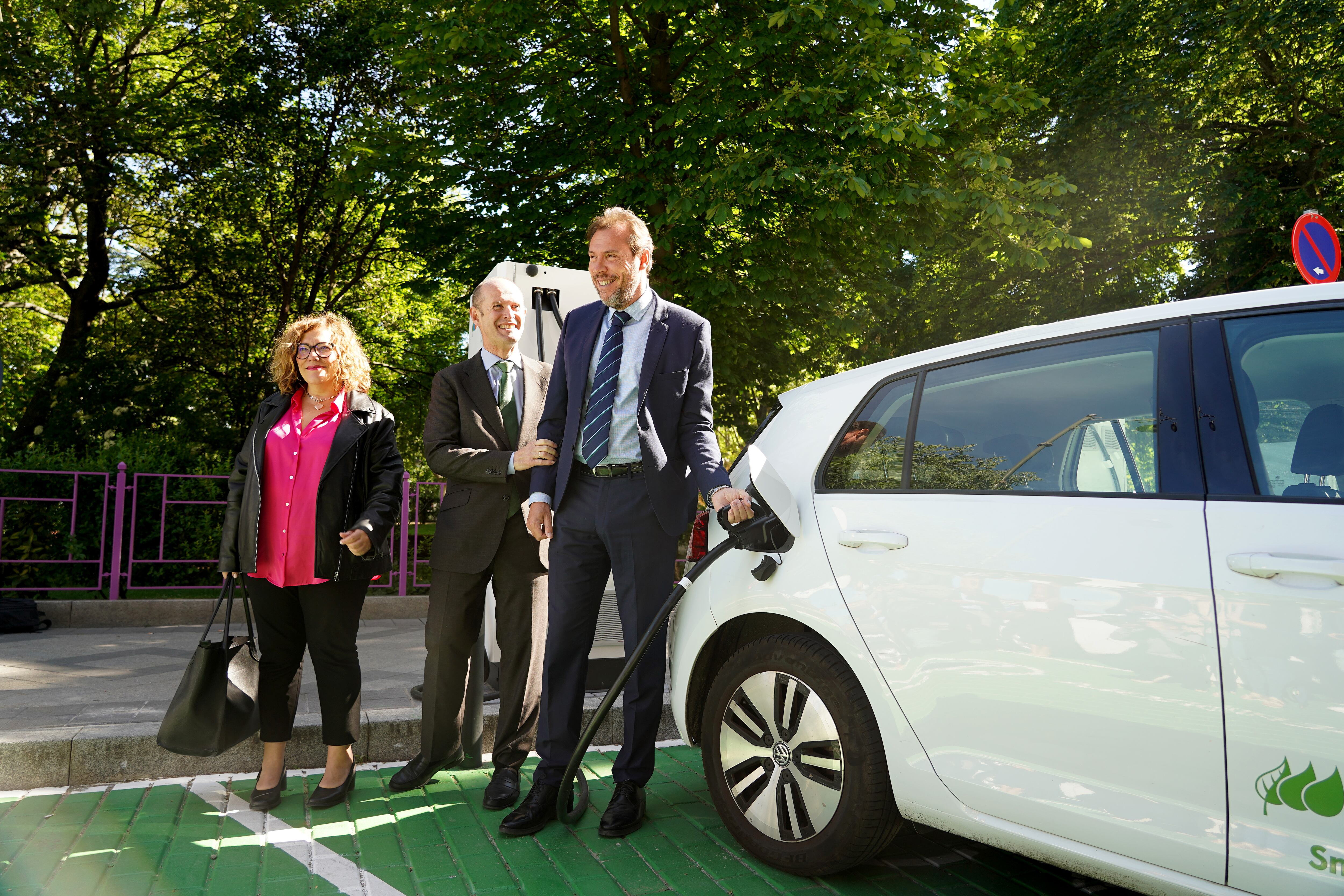 El alcalde de Valladolid, Óscar Puente, y el delegado de Iberdrola en Castilla y León, Miguel Calvo, presentan la red de nuevas estaciones de recarga rápida para vehículos eléctricos desplegada en la capital vallisoletana