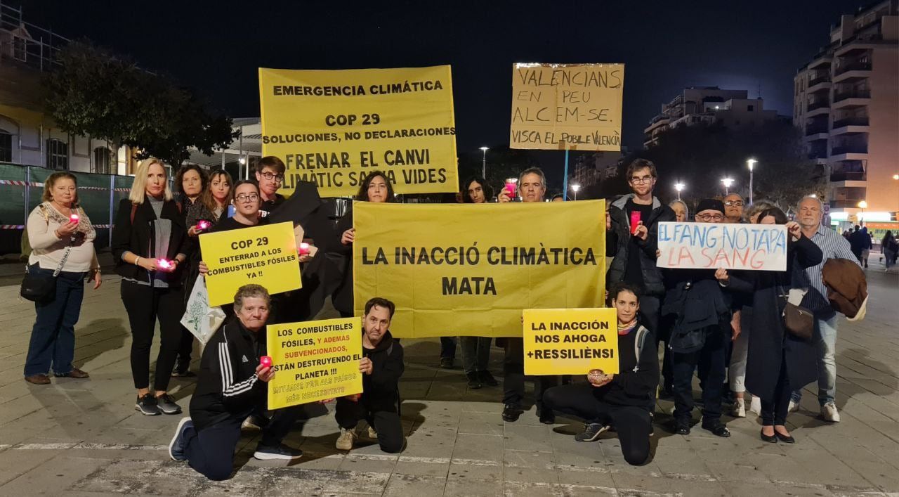 Más de una treintena de personas se han movilizado en Palma en solidaridad con los afectados de la DANA en Valencia.