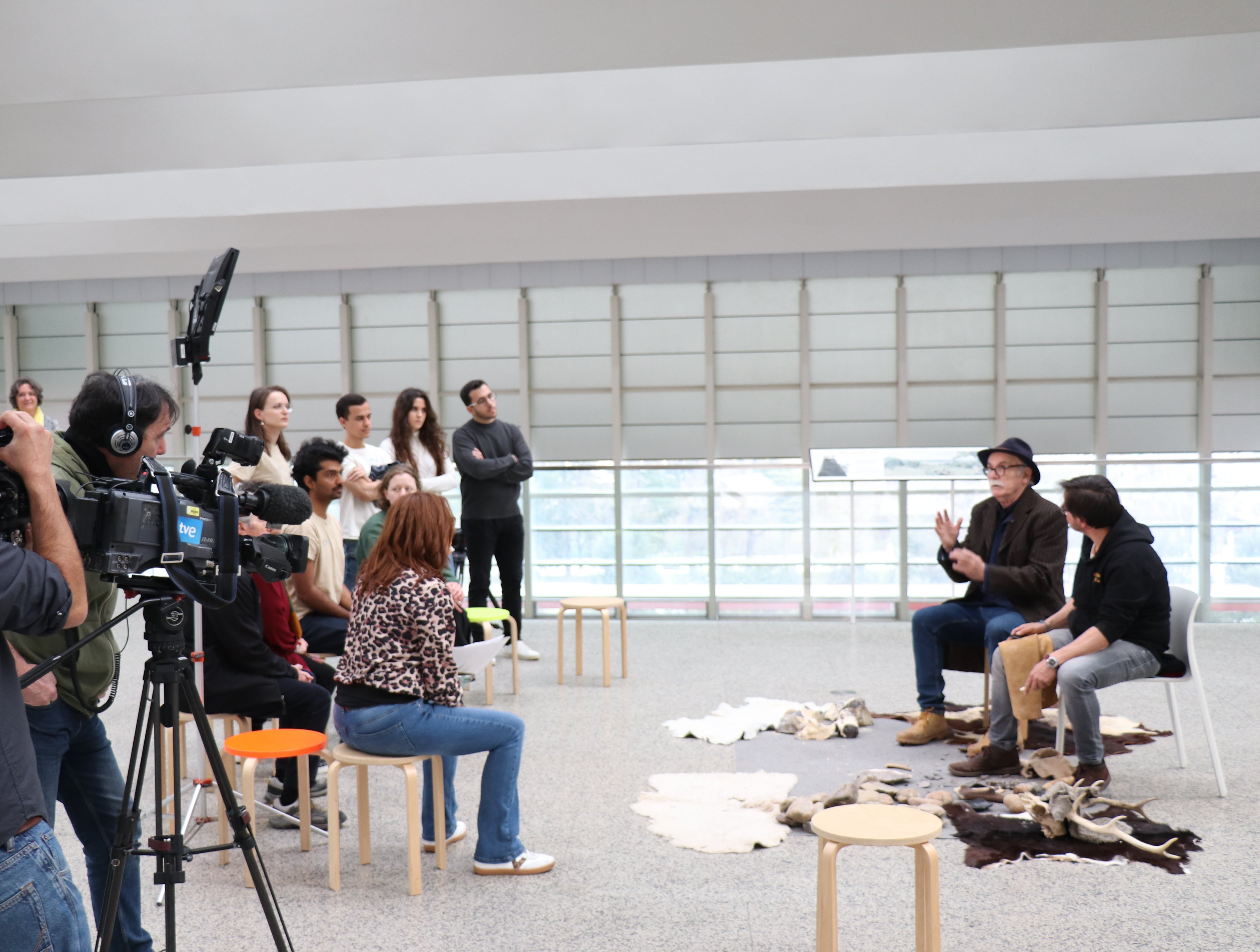 Eudald Carbonell ha expresado que la fabricación de herramientas es el elemento que distingue al género Homo del resto de seres vivos