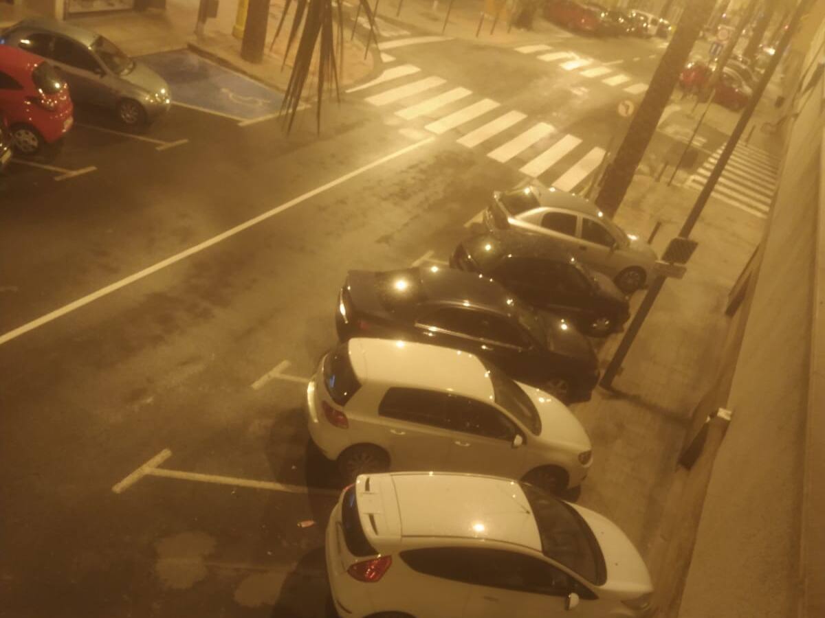 Col·lideix contra un cotxe aparcat, es dona a la fuga... i torna a per la matrícula que li havia caigut