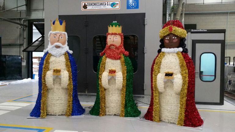 Figuras de los Reyes Magos que se instalarán, iluminadas, en el centro de Granada durante la Navidad