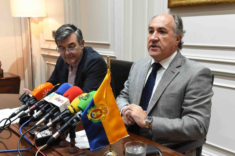 José Ignacio Landaluce junto a Luis Ángel Fernández, durante su comparencia anunciando la congelación del IBI.