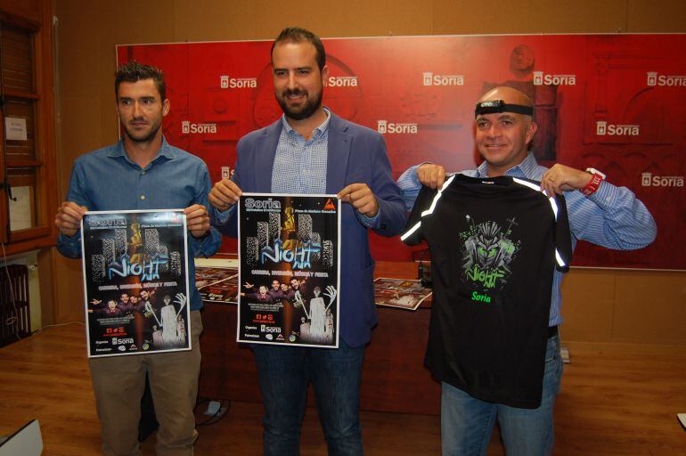 Rubén Andrés (organizador de la carrera), Ángel Hernández (concejal de Deportes) y David Álvarez (responsable de AsDeporte), en la presentación de la cita.