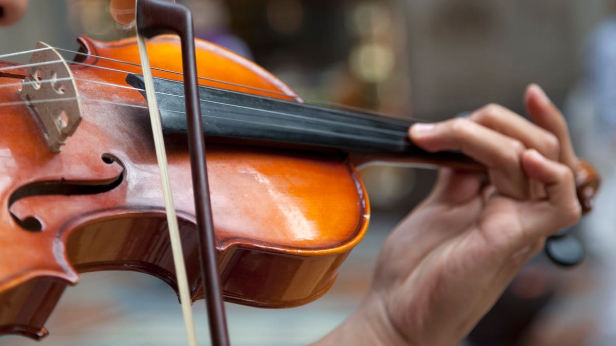Adrián Fernández Moreno, el joven catedrático y violinista que triunfa dentro y fuera de España