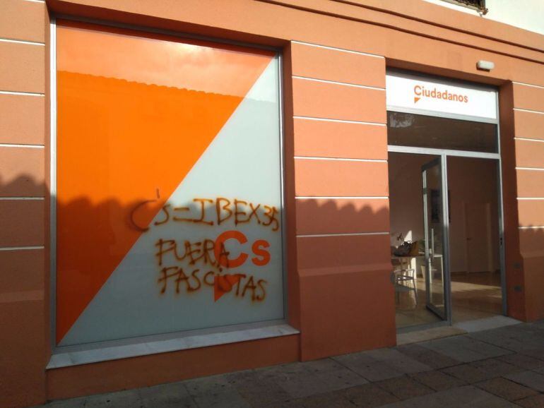 Las pintadas han aparecido en la sede de la calle Rosario, en el centro de Jerez