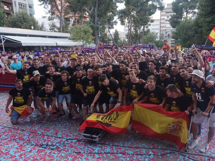 Ángel Sánchez, a la derecha con muletas, en la celebración del ascenso a Primera RFEF